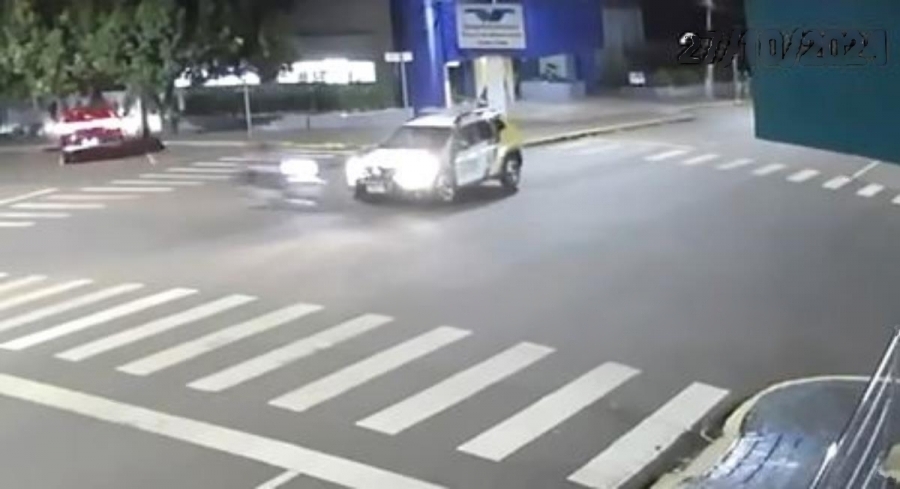 Câmera registra momento em que motociclista quase bate em viatura da PM rondonense