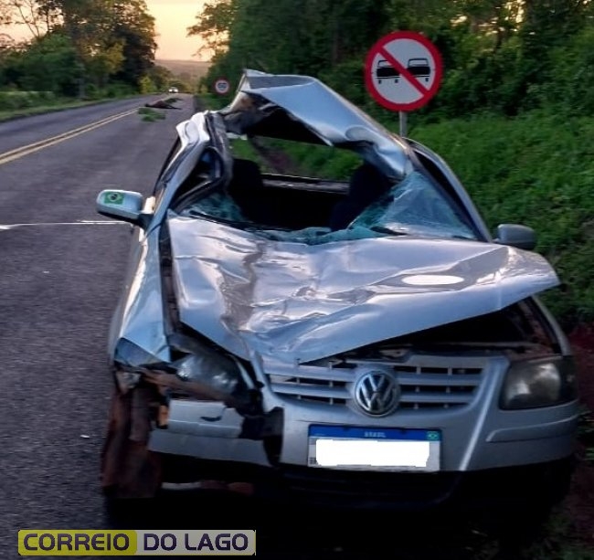 Veículo fica destruído ao atropelar cavalo na PR-317, entre Santa Helena e São José das Palmeiras