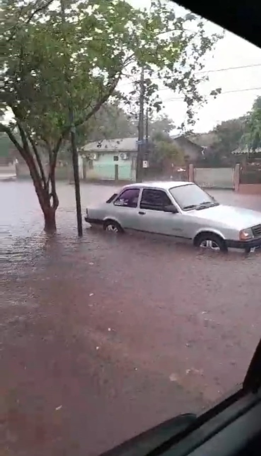 Forte chuva com granizo e alagamentos surpreende Toledo