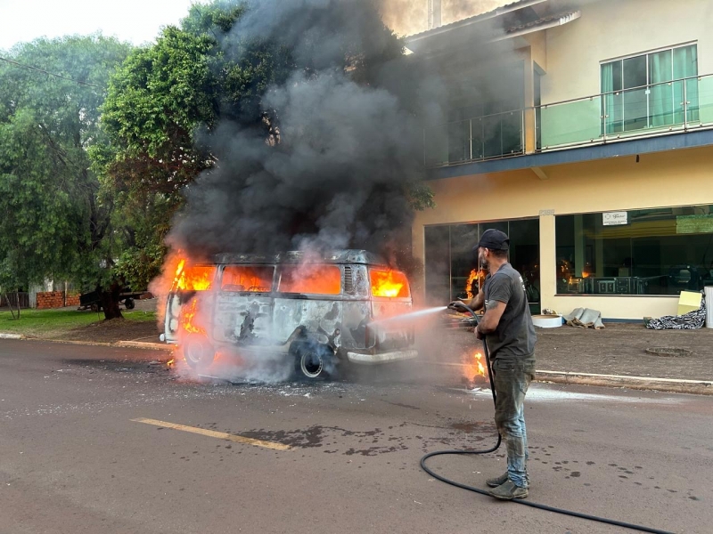 Kombi é destruída por incêndio no centro de Mercedes