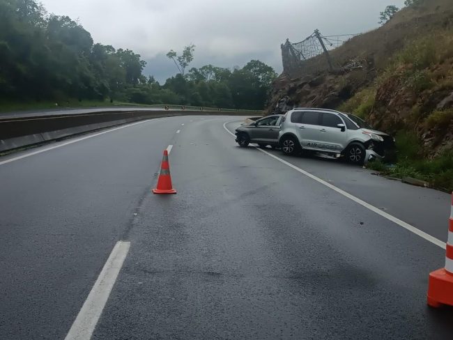 Idoso morre atropelado na BR 376 ao trocar pneu do carro