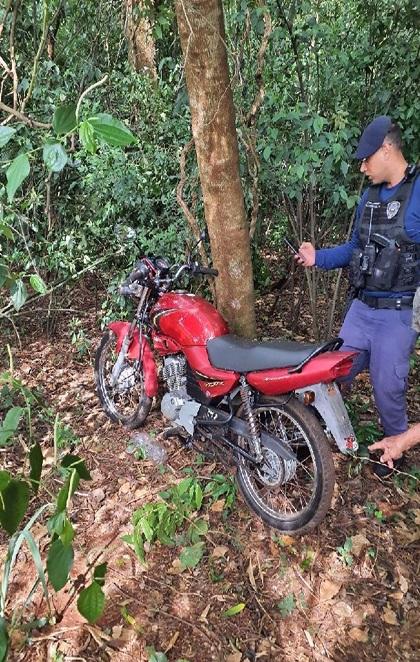 Motocicleta furtada é encontrada em mata no distrito de Novo Sarandi