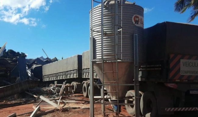 Carro bate em caminhão que sai da pista na PR 428 e invade granja