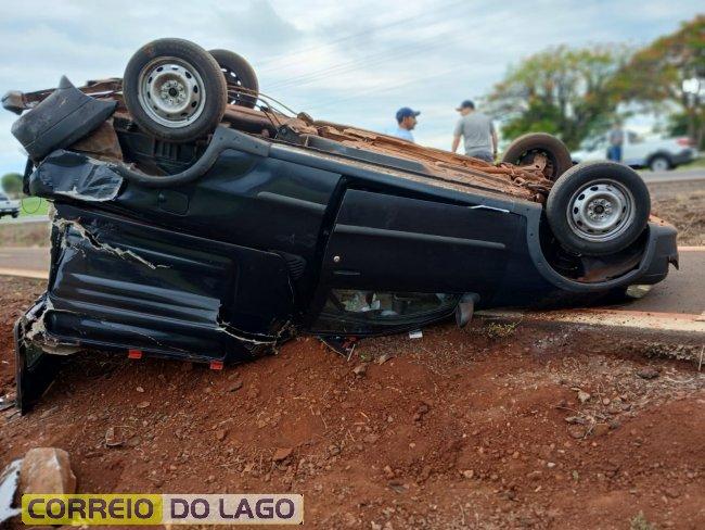 Fiat Strada capota na PR-488 e ocupantes do veículo saem ilesos