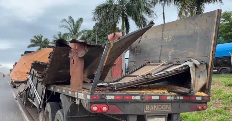 Colisão entre carretas bloqueia parte do trevo das rodovias BR 163 e BR 272