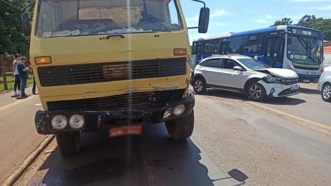 Colisão envolve dois carros e um caminhão na avenida Egídio Gerônimo Munaretto em Toledo