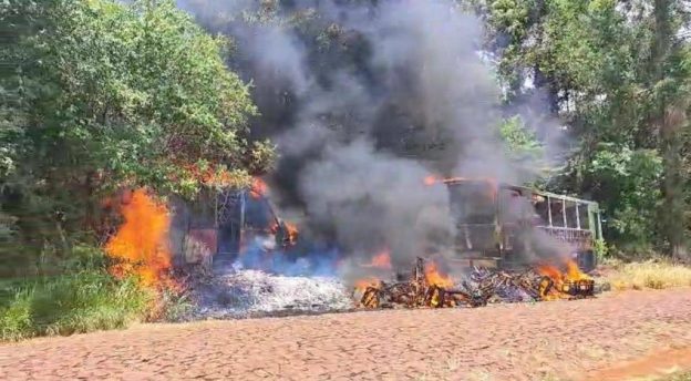 Ônibus são destruídos por incêndio em área rural