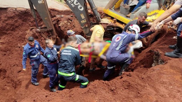 Trabalhador fica soterrado após deslizamento de terra em obra de drenagem