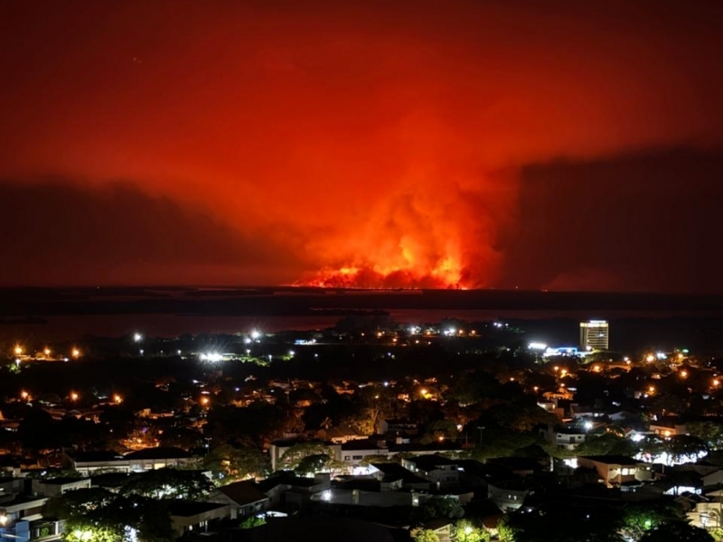 Incêndio de grandes proporções atinge Parque Nacional de Ilha Grande na região de Guaíra