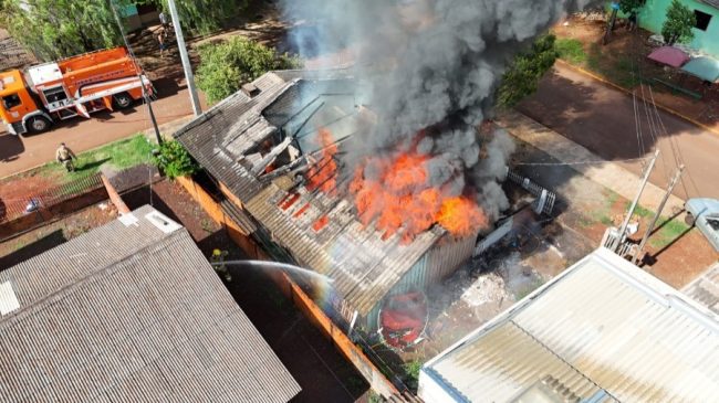 Bombeiros combatem incêndio em residências em Toledo