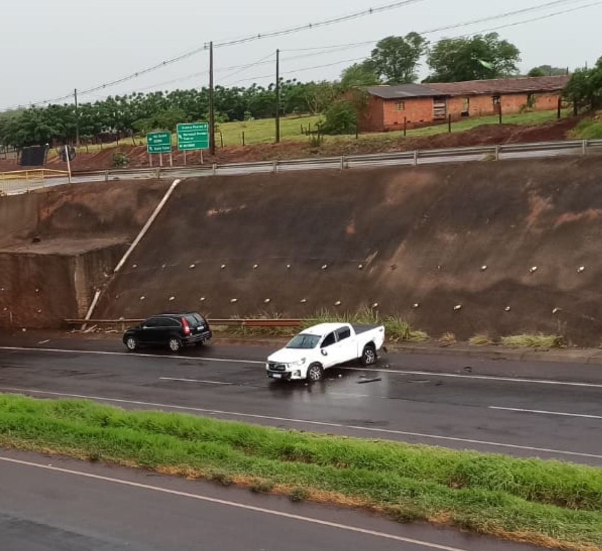 Quatro Pontes: caminhonete perde a direção, roda na pista e obstrui tráfego na BR-163