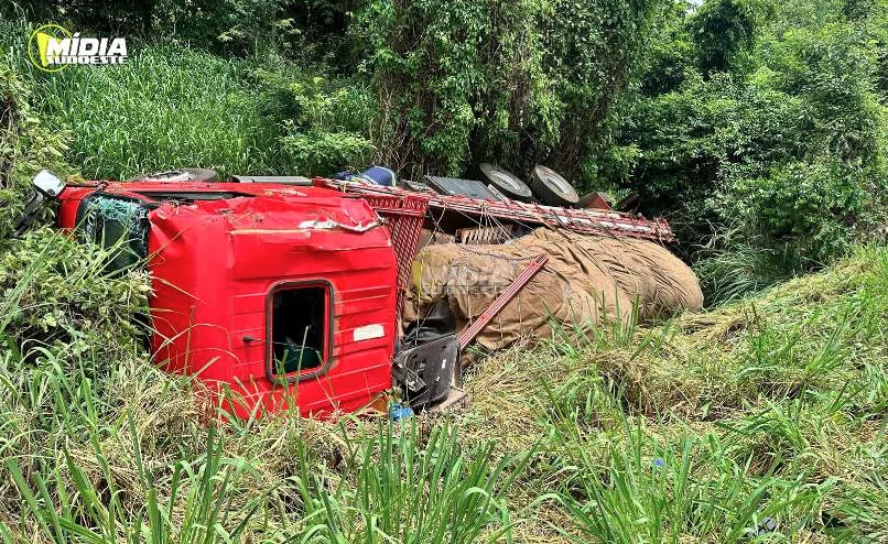 Carreta tomba às margens da BR-163 no sudoeste do estado; motorista é morador de Quatro Pontes