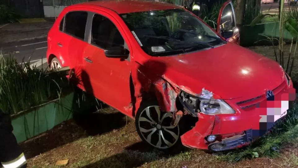 Carro invade praça em frente a bar em Cascavel