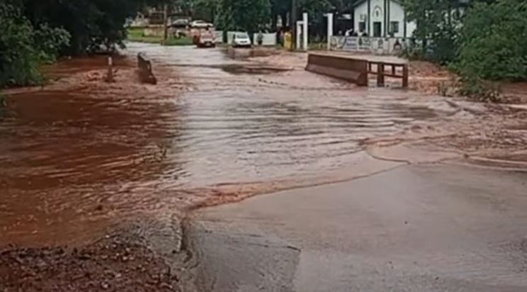 Fortes chuvas fazem rio transbordar sobre ponte, em Marechal Rondon