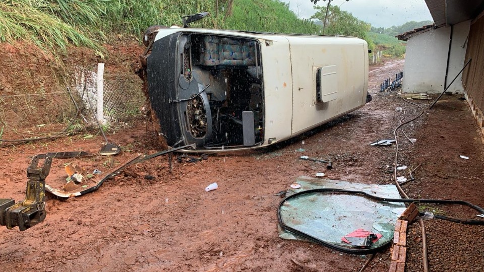 Trabalhador ferido grava vídeo logo após ônibus tombar: ‘Estamos quebrados’