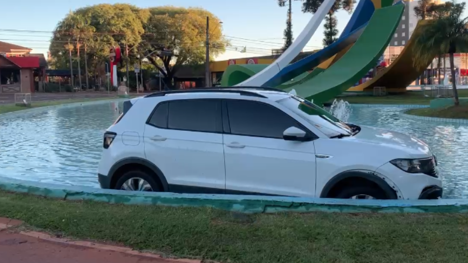 Carro invade chafariz na Praça do Migrante em Cascavel