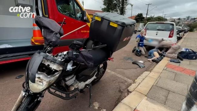 Motociclista é jogado para de baixo de carro após batida com caminhão