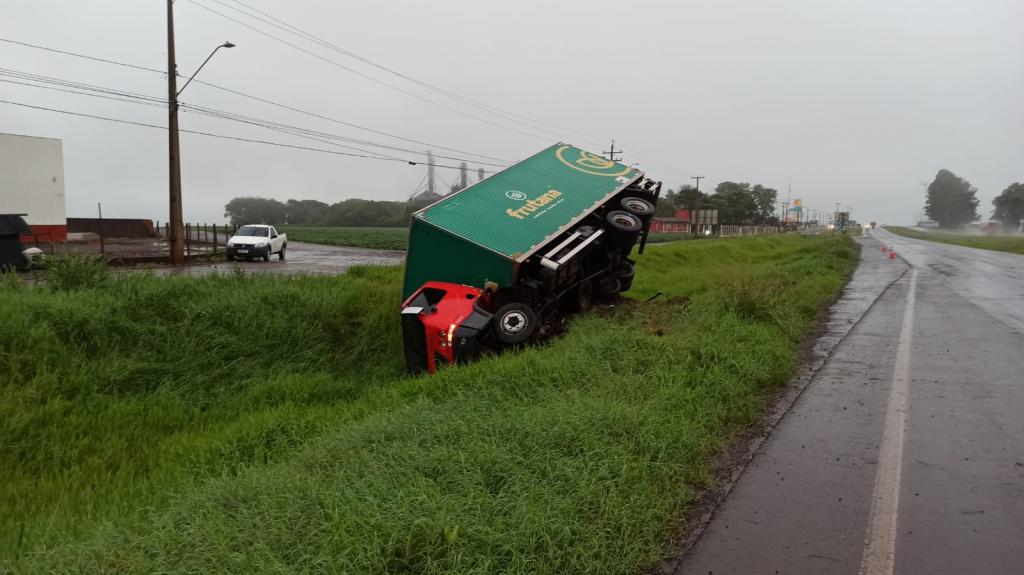 Com pista molhada Caminhão tomba na BR 163 entre Toledo e Cascavel