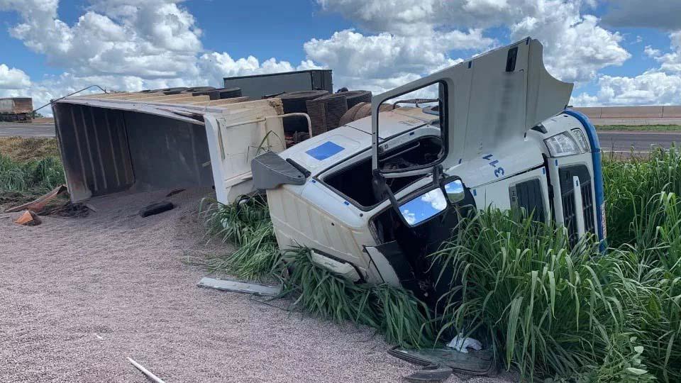 Caminhoneiro fica ferido em tombamento na BR-163