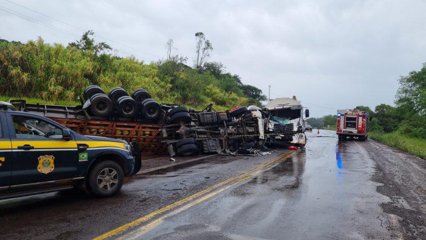 Batida frontal na BR-163 mata duas pessoas