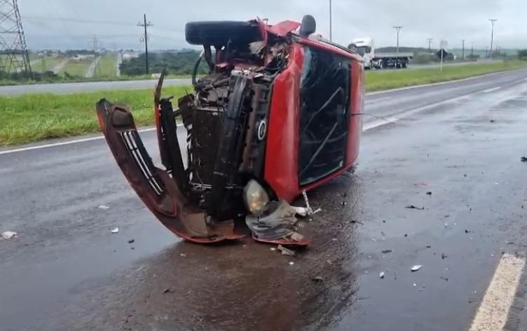 Fiesta fica destruído após bater em carreta e capotar na BR-467, em Cascavel