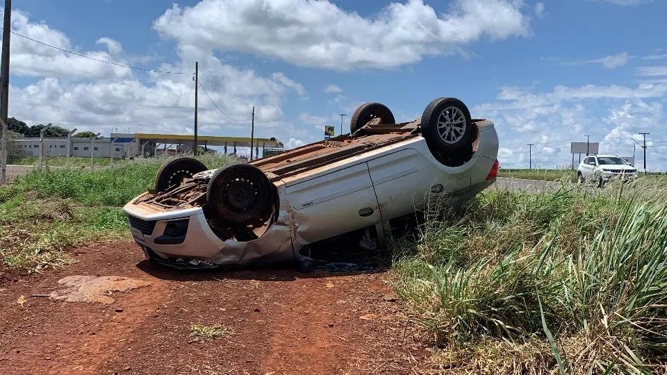 Condutor perde o controle da direção e carro capota na BR-163