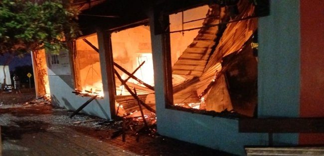 Mercado no Centro de São José das Palmeiras é destruído por incêndio