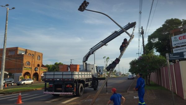 Cruzamento sem semáforo na esquina da Unioeste