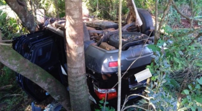 Carro capota na PR-280 após colisão com caminhão durante ultrapassagem, Quatropontense entre as vítimas do acidente