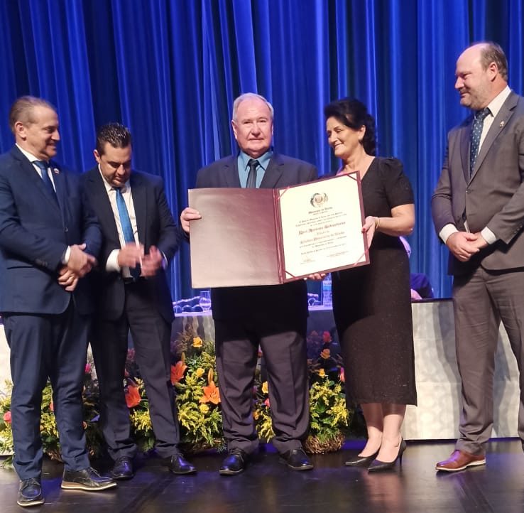 Professor Neri Sebastiani recebe título de Cidadão Honorário de Toledo em sessão solene emocionante