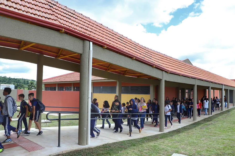 De 177 colégios estaduais do Paraná consultados, comunidade escolar de 11 aprova terceirização da gestão