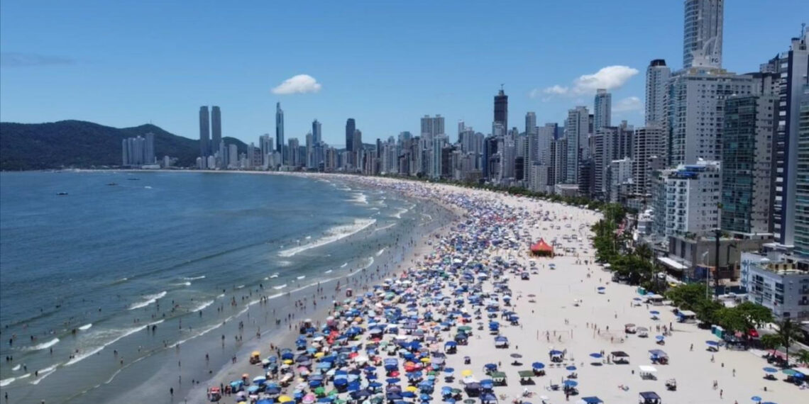 Balneário Camboriú registra alta ocupação hoteleira e promete Réveillon histórico em 2025