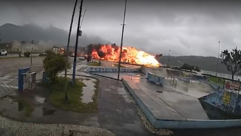 Avião com 5 pessoas explode em Ubatuba e para na praia após ultrapassar pista do aeroporto; piloto morreu