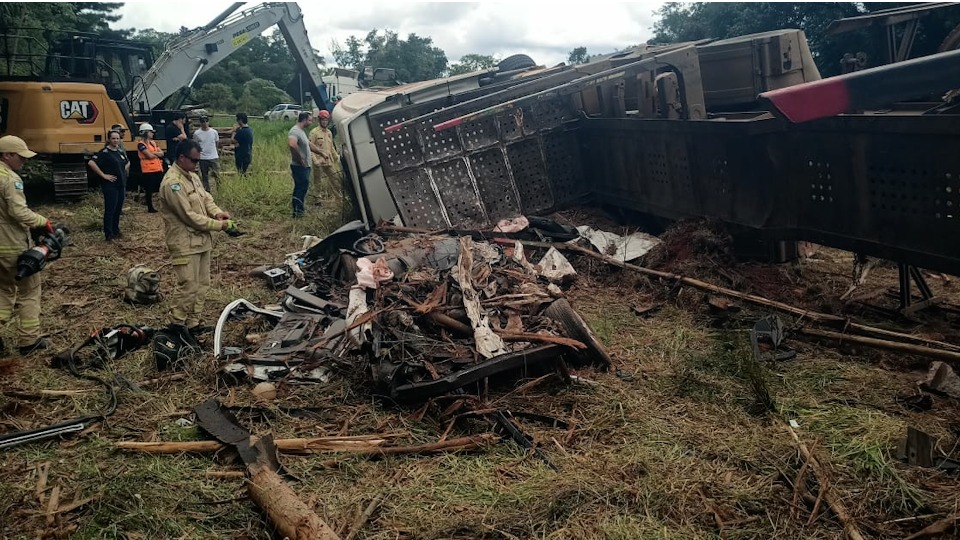 Carro com três mortos é encontrado embaixo de caminhão de toras tombado no Paraná