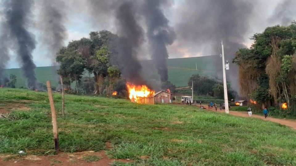 Conflito entre aldeias indígenas deixa destruição e feridos no Paraná