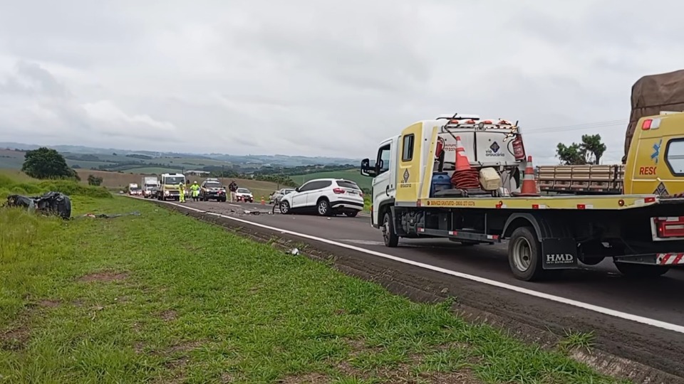 BMW carregada com drogas se envolve em acidente e duas pessoas morrem na BR-277