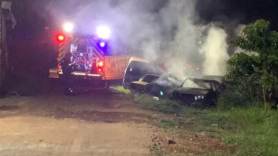 Seis carros pegam fogo no bairro Cascavel Velho