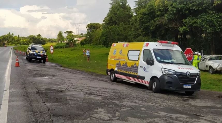 Motorista bebâdo capota carro funerário com corpo de senhora de 90 anos