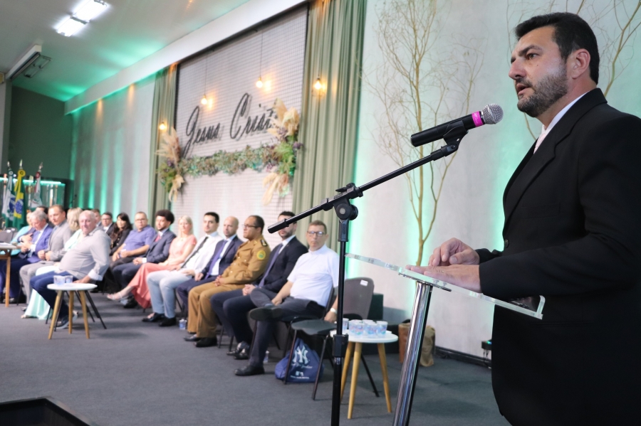 Empossados o prefeito Adriano Backes e o vice-prefeito Vanderlei Sauer