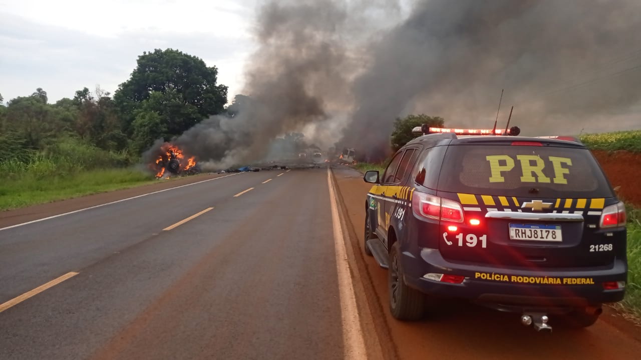 Caminhões e van pegam fogo em acidente na BR-369