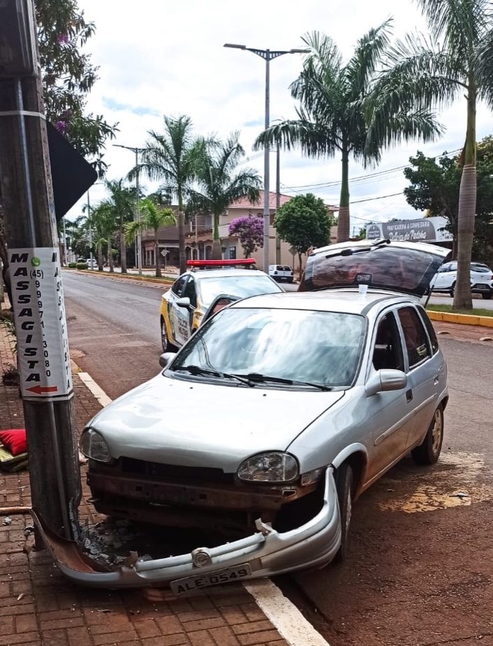 Acidente em Quatro Pontes: veículo colide contra poste e deixa uma vítima em estado grave