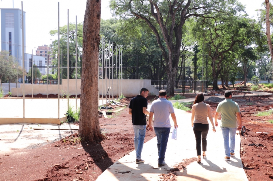 Autoridades municipais vistoriam obras de remodelação da praça Willy Barth