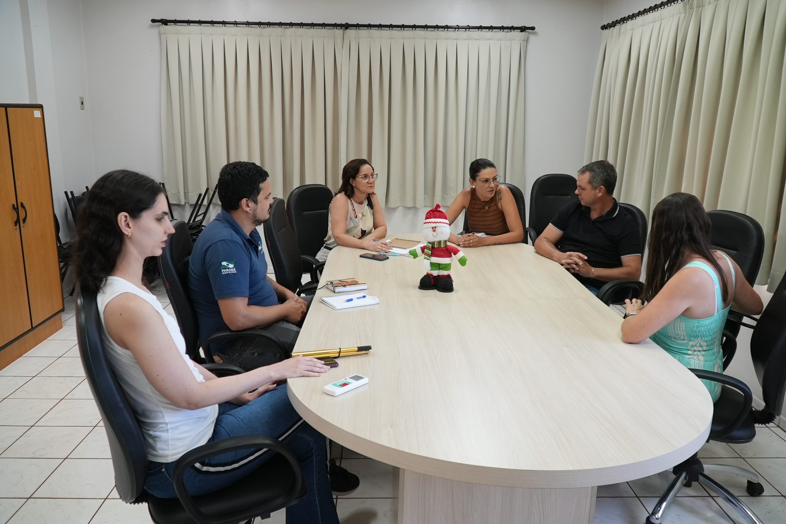 Prefeito e Primeira-Dama reúnem-se com Equipe da Secretaria de Assistência Social de Quatro Pontes: Compromisso com o Desenvolvimento Social do Município