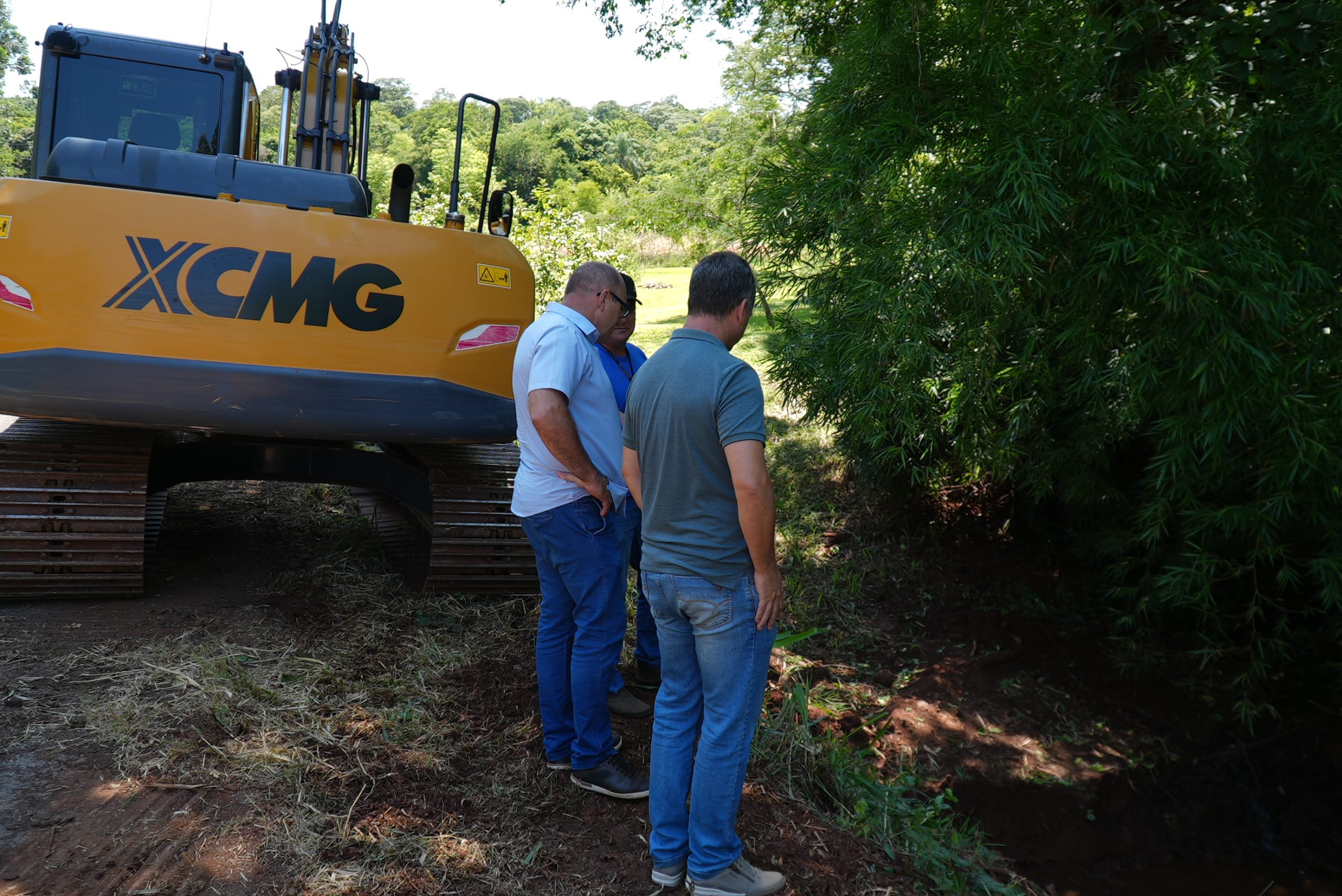 Secretário de Viação e Obras juntamente com o Prefeito Canela acompanham asobras na Linha Três Voltas