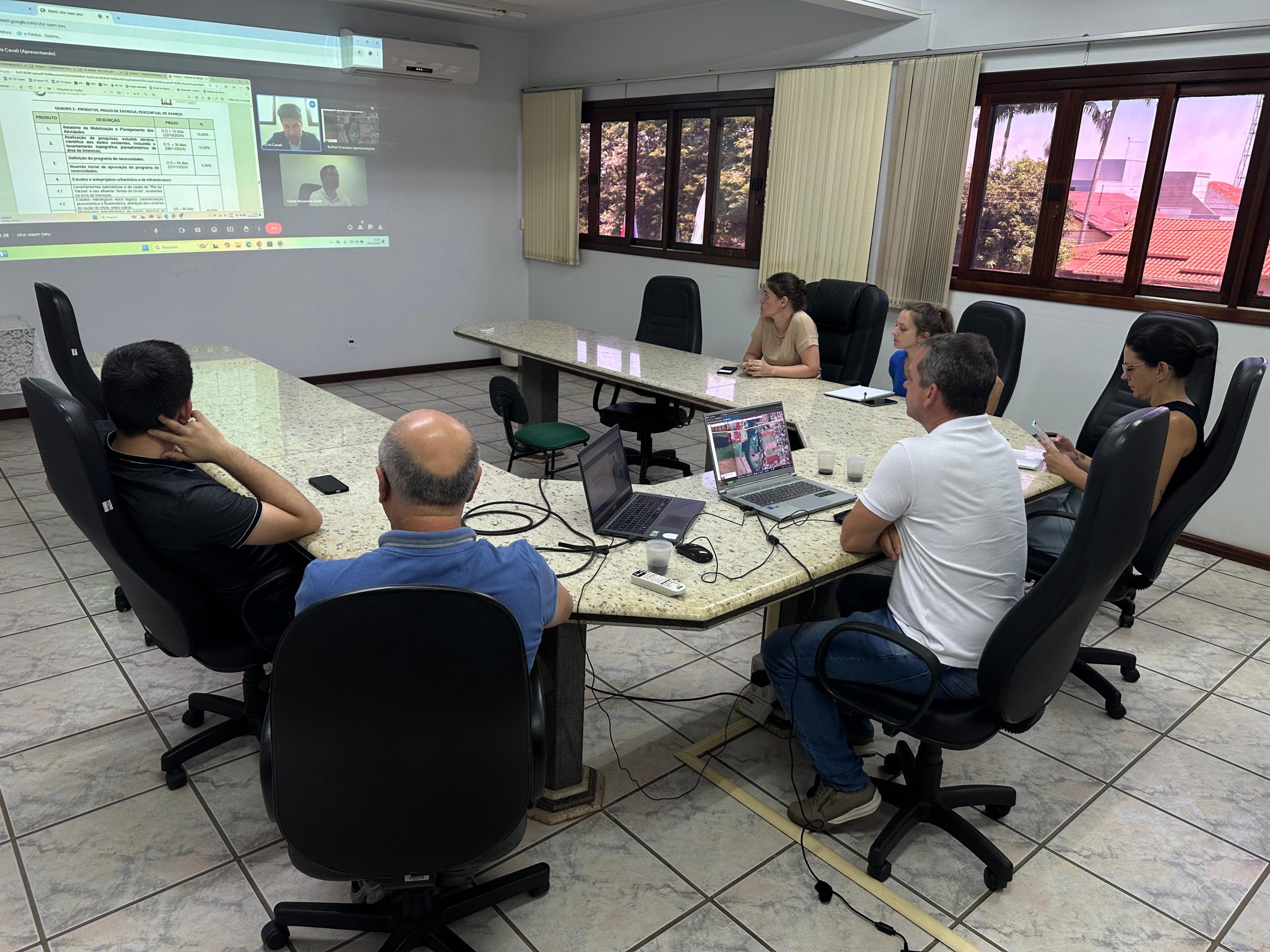 Reunião com equipe de engenharia discute projetos de implementação do Lago Municipal e acessos ao Parque de Lazer.