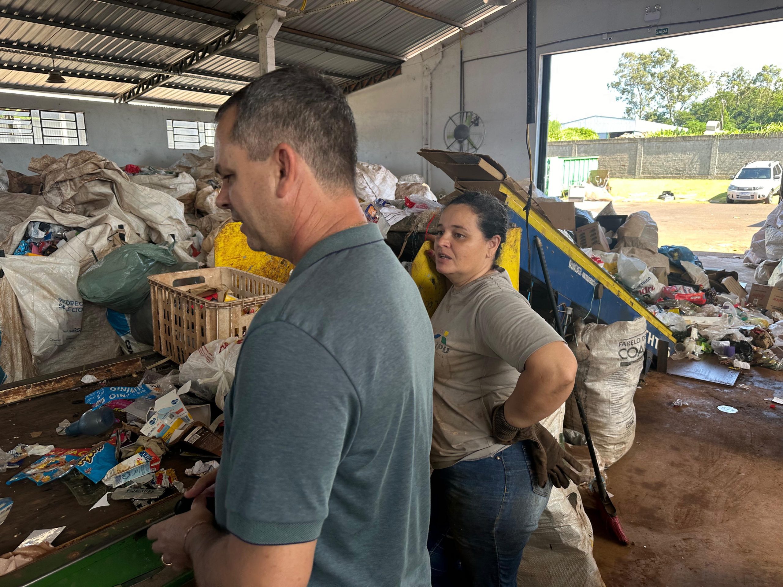 Prefeito e Vice-Prefeito visitam a Associação Quatropontense de Catadores e reforçam compromisso com a sustentabilidade