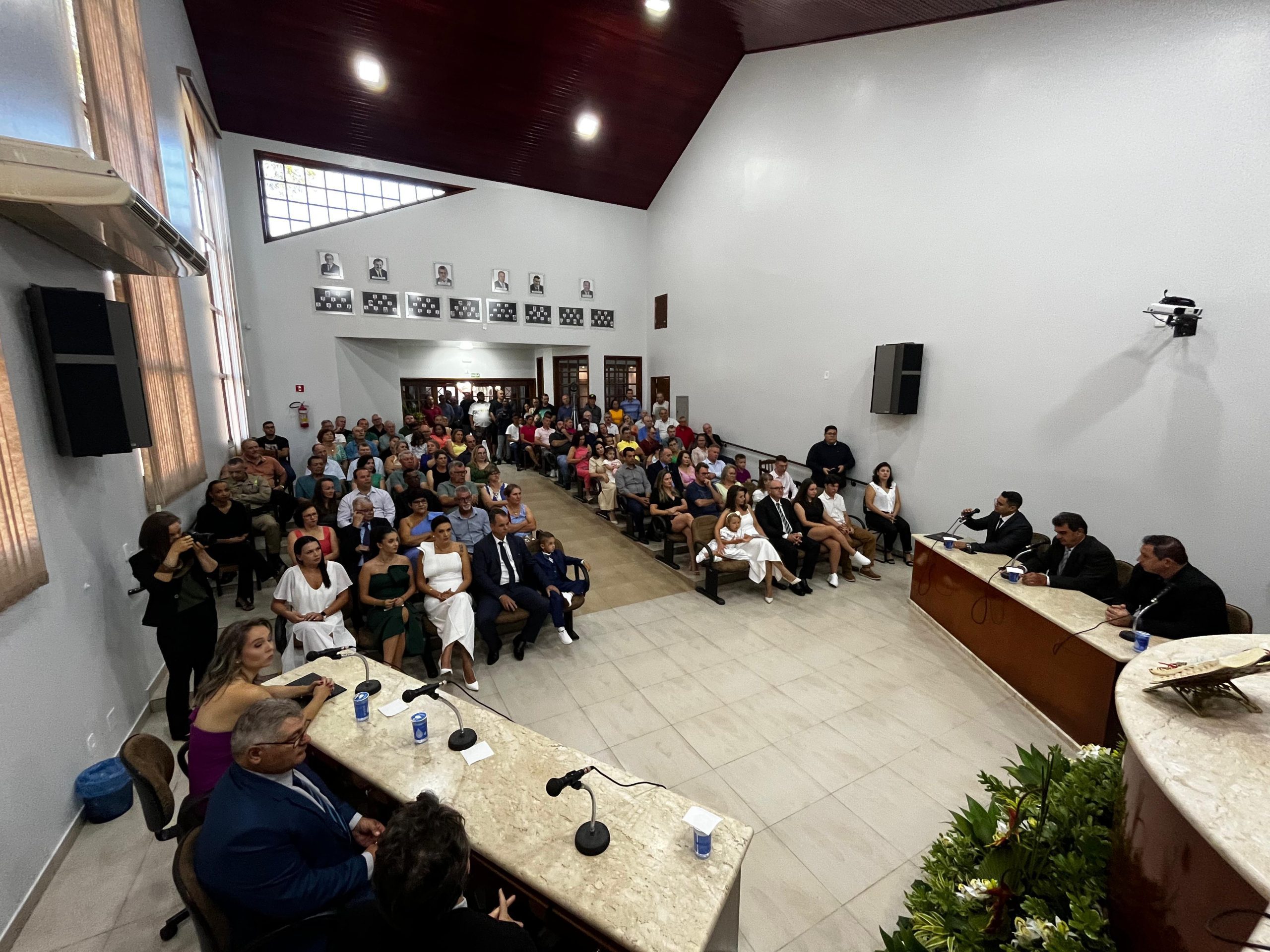 Câmara Municipal de Quatro Pontes realiza posse de vereadores, prefeito Canela e Vice Sargento Tonelli em sessão solene