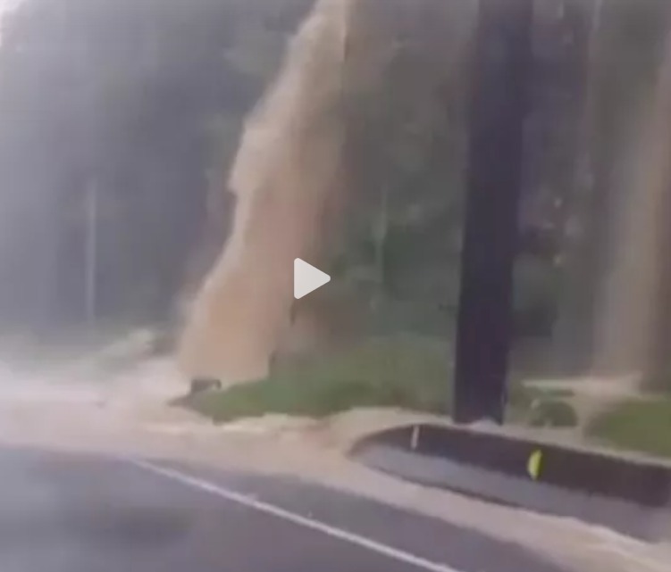 Cascata se forma na BR-101 após temporal em Balneário Camboriú