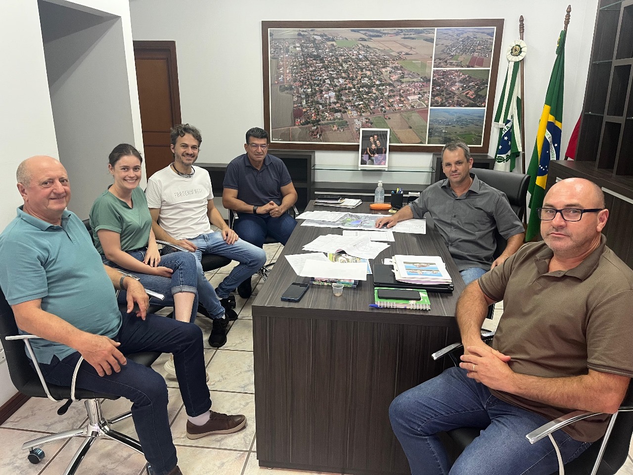 Prefeito Canela se reúne com equipe técnica para discutir obras no município de Quatro Pontes.