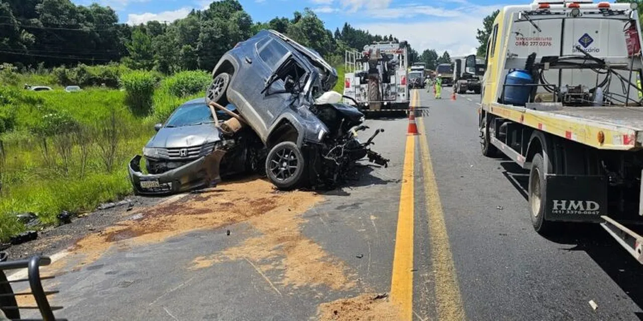 Fatal: Acidente com carga de calcário deixa carros empilhados